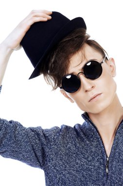 yuvarlak güneş gözlüğü. Hipster genç adam giyen şapka.