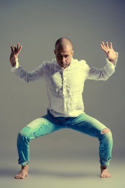 Budizm. Yoga egzersizleri yapan bir erkek. 