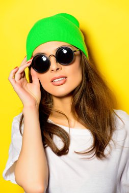 yuvarlak gözlük. Parlak stil, gençlik moda. 