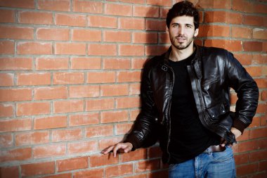 tuğla duvar, yakışıklı brunet adam