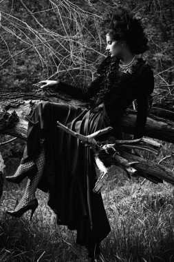 kara dul. Uzun siyah elbiseli güzel esmer kadın.