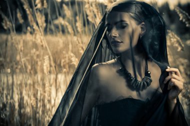 gizemli kadın. Eski zamanlarda, Gotik tarzı.