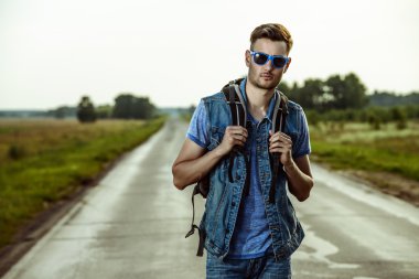 Gezgin adam, otoyol.