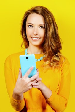 kadın Yöneticisi selfie onun smartphone üzerinde yapar..