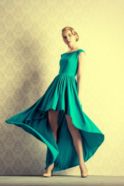 moda poz, zarif gece elbisesi genç kadın 