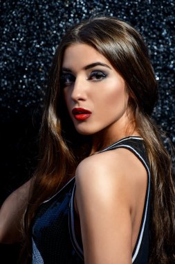 Kırmızı lipgloss. Kozmetik, makyaj.