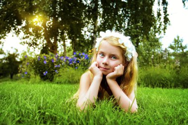 bir çimenlikte evlat