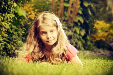 sepya portre. Yaz park. Mutlu çocukluk.