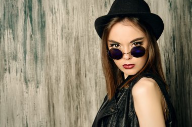 şapka ve güneş gözlüğü