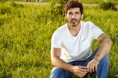 dost görünümlü bir adam