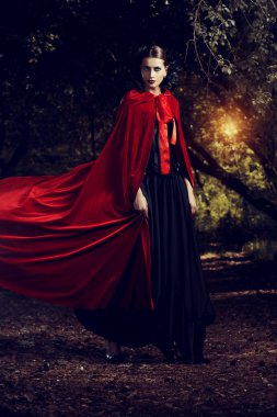 Bayan kırmızı pelerinli