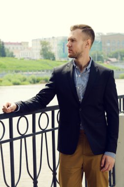 genç adam bir köprü