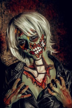 tehlikeli bir kadın. Cadılar Bayramı makyaj. Korku.