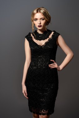 dramatik görünüm. Kozmetik, kestane rengi ruj. 