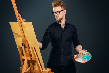 Atölyedeki sanatçı