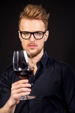 erkek sommelier. Şarap yapımı.