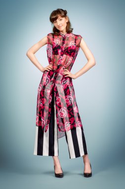 giyim tarzı, kadın model stüdyoda poz. 