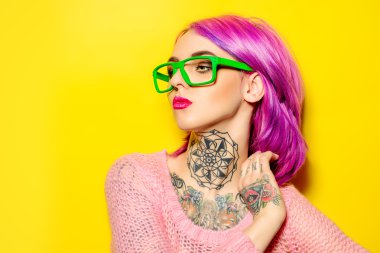 boyun dövme. Kozmetik, makyaj.