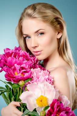 Şakayık çiçekleri. Makyaj, kozmetik.