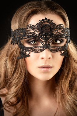 siyah dantel maskesi