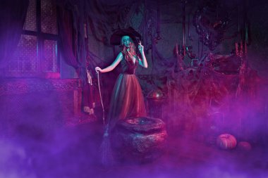 Cadılar Bayramı. Büyüleyici genç cadı, eski bir kaledeki kazana büyü yapıyor. Peri masalları.