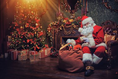 Noel Baba Noel için hediyeler getirdi. O, güzel bir Noel 'de bir koltukta oturur. Noel ve Yeni Yıl kavramı. 