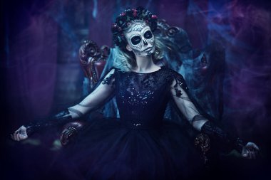 Ölüler Günü. Terk edilmiş eski bir evde büyüleyici ve tehlikeli Calavera Catrina. Kafatası şekeri kız. Dia de los muertos. Cadılar Bayramı.
