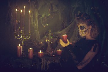 Ölüler Günü. Büyüleyici ve tehlikeli Calavera Catrina eski bir kalede. Kafatası şekeri kız. Dia de los muertos. Cadılar Bayramı.
