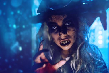 Korkunç çirkin bir cadı terk edilmiş bir cadının ininde duruyor. Cadılar Bayramı. Korkunç hikayeler.. 