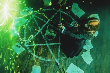 Sihirli yeşil ışığın yaktığı kalede büyücülük yapan korkunç bir cadının portresi. Büyü, karanlık güç, büyü. 