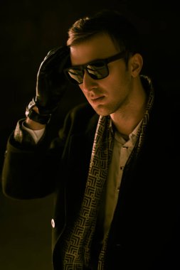 Siyahlar içinde karanlıkta yalnız kalan bir adamın portresi. Yaşam tarzı, insanların kavramı.