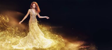 Altın tozlu, koyu arkaplanda lüks bir gece elbisesi içinde hareket eden güzel bir kadının tam boy portresi. Güzellik, akşam modası. Boşluğu kopyala .