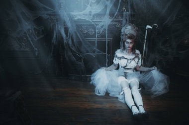 Cadılar Bayramı. Eski terk edilmiş kaledeki ölü imparatoriçenin portresi. Kalede hayalet var. Klasik stil. 