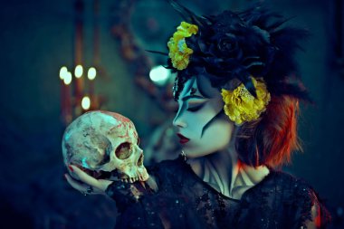 Büyüleyici ve tehlikeli Calavera Catrina eski bir kalede kafatası ile. Kafatası şekeri kız makyajı ve kostüm. Ölüler Günü. Dia de los muertos. Cadılar Bayramı.