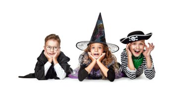 Mutlu Cadılar Bayramı! Cadılar Bayramı kostümü giyen bir grup şirin çocuk beyaz bir arka planda mutlu duygularla poz veriyorlar. Boşluğu kopyala.