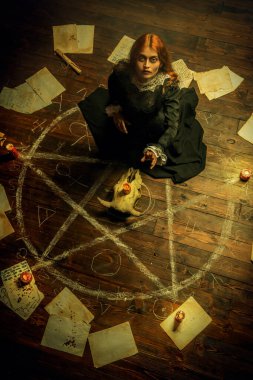 Yeşil dumanlı ahşap evde korkunç bir cadının portresi. Büyü, karanlık güç, büyü. 