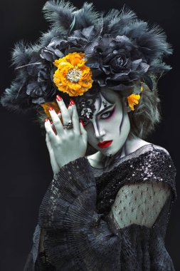 Siyah arka planda güzel ve korkutucu bir Calavera Catrina portresi. Kafatası şekeri makyajı ve elbise. Dia de los muertos. Ölüler Günü. Cadılar Bayramı.