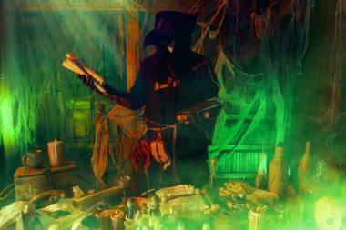 Veba doktoru masasında çalışıyor, hıyarcıklı veba için bir tedavi icat ediyor. Gizemciliğin atmosferi. Tarihsel yeniden canlandırma. Cadılar Bayramı. 