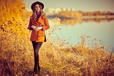 Sonbahar parkında gün batımında güzel bir kız. Sonbahar güzelliği, moda. Tam boy portre.