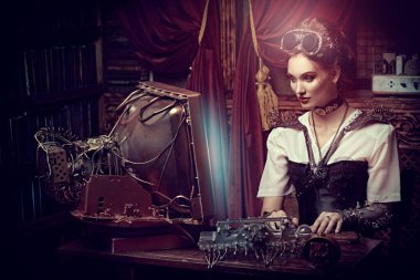 Güzel steampunk kadın bilim kadını mucit Viktorya dönemi iç mimarisi ile laboratuarında çalışıyor.. 