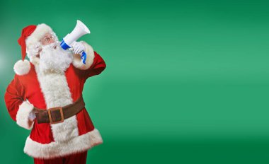 Dikkat, Noel! Noel Baba hoparlöre konuşuyor. Fotokopi alanı ile yeşil arkaplan üzerinde stüdyo resmi.