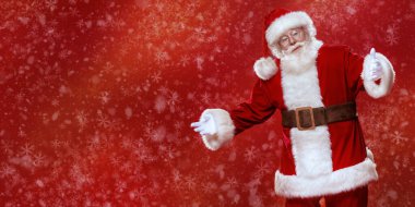 Neşeli bir Noel Baba 'nın portresi. Kar taneleriyle süslü kırmızı bir arka planda. Mutlu Noeller ve mutlu yıllar.!
