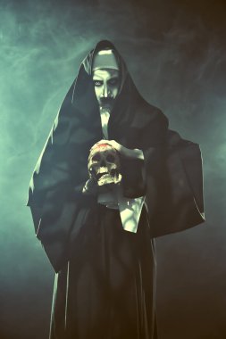 Cadılar Bayramı ve Korku. Cehennem ateşinde elinde kafatasıyla şeytani bir rahibe..