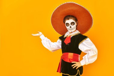 Parlak sarı arka planda şeker kafalı yakışıklı bir çocuk. Cadılar Bayramı. Dia de los muertos. Ölüler günü. Boşluğu kopyala.