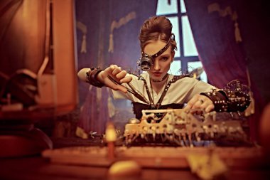 Hayal dünyası. Güzel steampunk kadın bilim kadını mucit Viktorya dönemi iç mimarisi ile laboratuarında çalışıyor.. 
