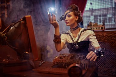 Güzel steampunk kadın bilim kadını mucit Viktorya dönemi iç mimarisi ile laboratuarında çalışıyor.. 