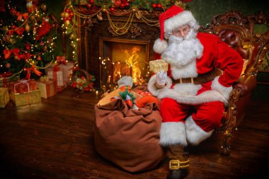 Noel Baba Noel için hediyeler getirdi. O, güzel bir Noel 'de bir koltukta oturur. Noel ve Yeni Yıl kavramı. 