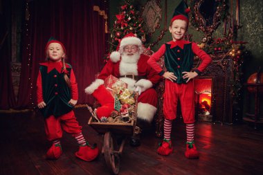 Neşeli Noel Baba ve elfleri evde Noel için hediyeler hazırlıyorlar. Mutlu Noeller ve mutlu yıllar.!