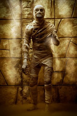 Korkunç kötü mumya eski bir Mısır mezarından çıkıyor. Cadılar Bayramı. Antik Mısır mitolojisi.