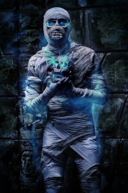 Korkunç kötü mumya eski bir Mısır mezarının yanında duruyor. Cadılar Bayramı. Antik Mısır mitolojisi.